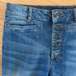Bootcut jeans med varken låg eller hög midja utan mitt i mellan där. Strl 36 från Lindex. 💗  Innerbensmåttet - 82 Midjemåttet - 69