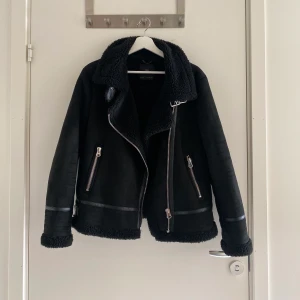 Pilotjacka med teddyfoder från Zara - Fin, varm jacka perfekt nu i vinter, den är ganska liten i storleken så skulle säga att den är mer en M :)