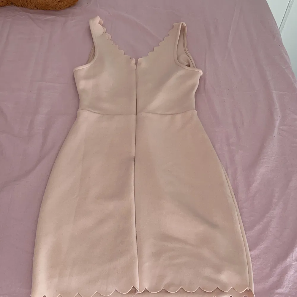 Ljusrosa/peach/beige färgad klänning knappt använd, storlek M. Köparen står även för frakt kostnaden  . Klänningar.