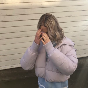 Ljuslila puffjacka Monki  - Kort puffjacka från Monki.  Ljuslila.  Storlek small