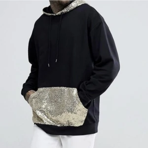 Hoodie, Guldfärgad Paljett ficka. Oversize modell. Strl L - Ej använd. Frakt vid direkt swish till mig 69kr, välj ej Köp Nu isåfall. Samfraktar för minsta möjliga frakt kostnad för dig. Kontakta mig angående detta