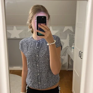 En gullig blus från Tommy Hilfiger!! - Detta är en super söt blus från Tommy Hilfiger som jag bara använt en få tal gånger. Den köptes för drygt ett år sedan. Skicket är super bra. Jag betalde 699 för den😁Den passar mig som är 170 cm. 