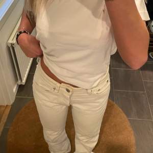 Snygga ljusgröna/vita jeans från zara med slits. Bra skick. Sitter perfekt på mig som är 166. Storlek 34