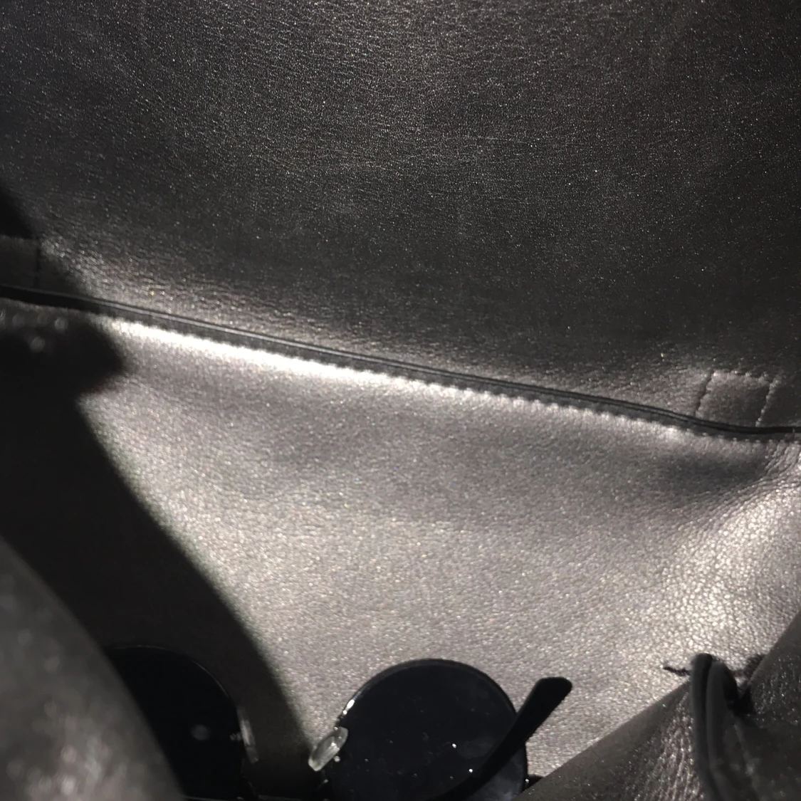 En svart skinn väska  - 91