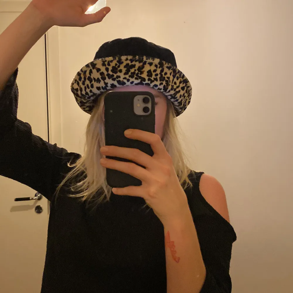 Svart och leopard mjuk och skön hatt. Inte direkt värmande men fin!  Hämtas hos mig Göteborg eller skickas mot att köparen betalar frakt.. Accessoarer.