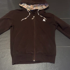 Burberry zip up  - En jätte mysig burberry zip up kofta som jag fick från en vän för inte så länge sedan men den har ej kommit till användning. Det står XL men den passar S bäst. Tror inte den är äkta såklart :)