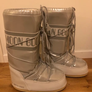Moonboots  - Säljer dessa fina silvriga moonboots i storlek 39. Otroligt häftiga och passar perfekt nu till vintern, då de är väldigt varma och sköna🥰 köpte förra vintern men skorna är i princip aldrig använda! 