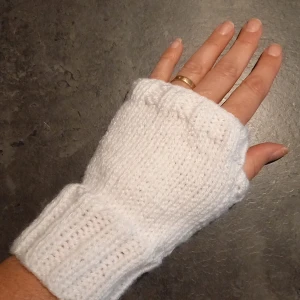 Nya vita torgvantar stl M/L - Julklappstips! Nu finns ett par av de populära torgvantarna tillgängliga! Jag har stickat dem i ett garn som är varmt och skönt, men inte stickigt. Kan tvättas i 40 grader.