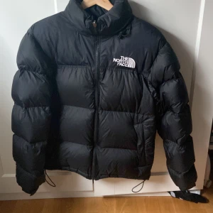 North face jacka  - Säljer min north face jacka eftersom jag har en annan jacka. Storlek XS och i skit bra skick. Använd en vinter 