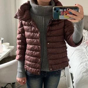 Trekvartsärmad jacka!! - Säljer denna trekvartsärmade dunjacka som tyvärr inte kommer till användning då jag har många liknande!!