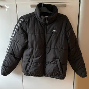 Vinterjacka från Kappa - Varm och snygg vinterjacka från Kappa. Den är endast använd ett fåtal gånger.