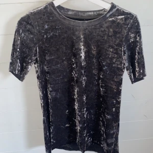 Sammets t-shirt - Snygg sammets t-shirt i grått. Skönt material, storlek S.🌸