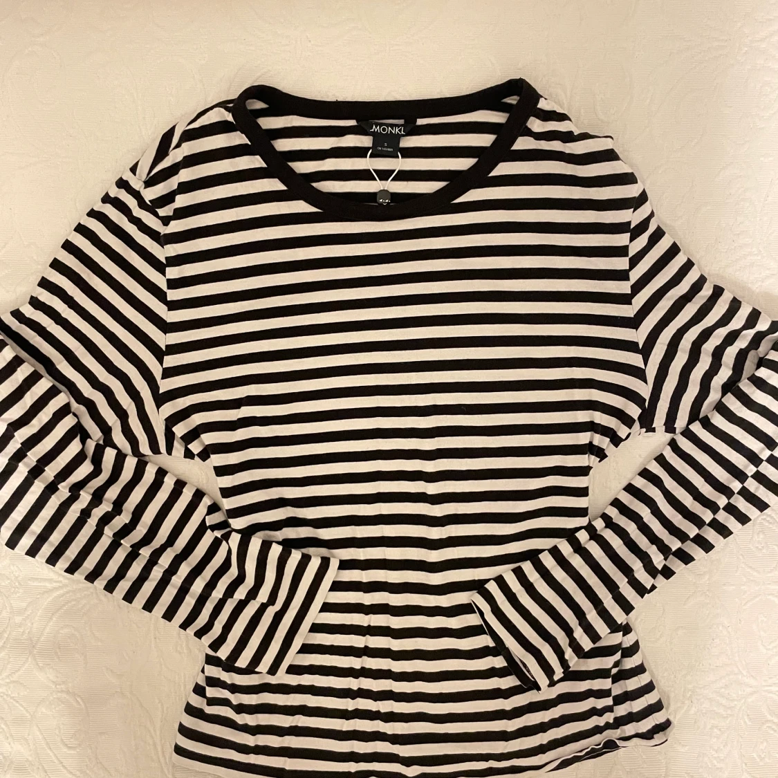 Randig vit och svart tröja 🤍🖤 - 90