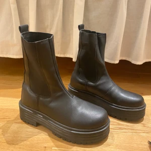 Boots Nelly - Säljer mina skitsnygga låga svarta boots från Nelly i strl 37. Som nya!💕