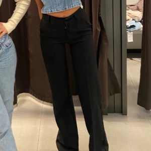 Lågmidjade kostymbyxor - Jag säljer dessa såå fina kostymbyxor från Madlady men som jag har sytt om till lågmidjade. De kommer inte till användning därav säljer jag dem. De är i storlek 32/34 (innerben=86cm) Säljer de för 300kr+frakt💓💓hör av dig vid intresse😁