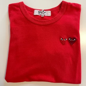 Play T-shirt - Säljer min COMME des GARCONS T-shirt i vinröd/röd. Mycket bra skick och inga defekter! Nypris runt 1000kr 