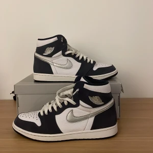 Air Jordan 1 High Midnight Navy  - Köptes på SNKRS vid droppet 2020 men har inte använt särkilt mycket på två år. Condition ca 8/10 använda kanske 20 gånger. Pris kan diskuteras vid snabb affär