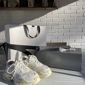 Balenciaga skor  - Balenciaga skor köpta på NK-Stockholm  Varit sjukt rädd om dom och dom är i toppen skick, förpackning, påse och extra nya skosnören följer med 