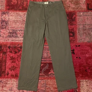 Lee Parachute pants - Tvär feta Parachute pants från lee dom är köpta second hand och noggrant tvättade men tyvärr int andvända eftersomsom de var för stora för mig, de är i dunder kvalite och mörkgrå färg sjukt snygga och trendiga (skriv för mer info!!)