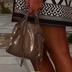 Stella McCartney väska - Säljer en fin stella väska. Dustbag finns💕 säljer direkt för 3000 först till kvar 💕 modell  tiny tote falabella bag 