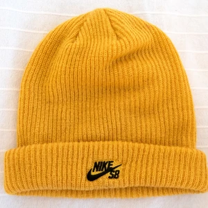 Nike mössa  - Stickad mössa från Nike i färgen senapsgul. 