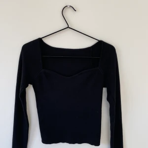 Svart långärmad - Så fin stickad långärmad med världens skönaste material, stretchig! Använd 1 gång så i nyskick. Möts upp i sthlm, annars står köparen för frakten 💜💕