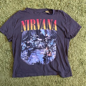 Nirvana tröja - Nirvana t-shirt i bra skick, förutom ett par pyttsmå hål i ena armhålan. Säljer då jag inte längre använder den!