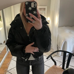 Glansig dunjacka  - Cool glansig dunjacka från Pull&Bear i storlek S💗 Använd en gång så som ny!! 