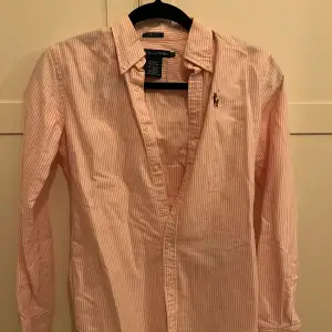 Ralph Lauren damskjortor 9 stycken Fit: Slim fit  Strl: 0   Samtliga är äkta, köpta i USA. Hittar tyvärr inte kvittona då det var ett tag sedan de köptes.  Några är inte använda och några har använts någon enstaka gång.  Säljer alla tillsammans
