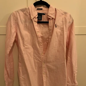 Ralph Lauren skjortor i flera färger, se mina andra annonser för fler färger - Ralph Lauren damskjortor 9 stycken Fit: Slim fit  Strl: 0   Samtliga är äkta, köpta i USA. Hittar tyvärr inte kvittona då det var ett tag sedan de köptes.  Några är inte använda och några har använts någon enstaka gång.  Säljer alla tillsammans