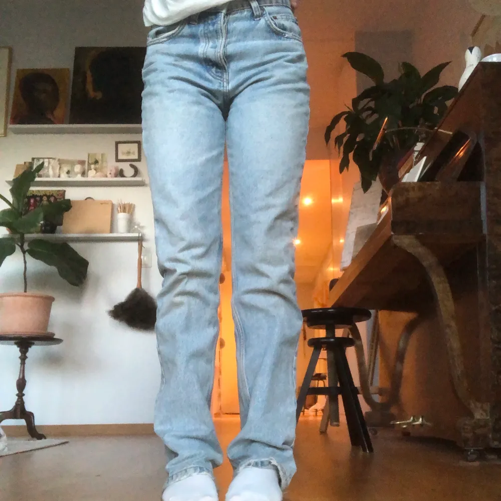 Zara mid Rise straight jeans storlek 34. Jeans & Byxor.