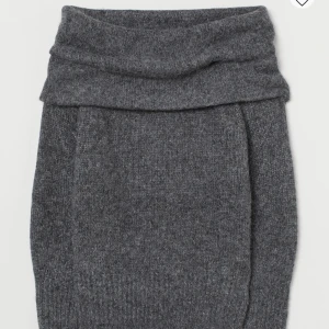 Stickad tröja - Stickad off-shoulder tröja från hm, köpt för ngt år sedan men bra skick. Finns fortfarande på hm:s hemsida men slutsåld. 