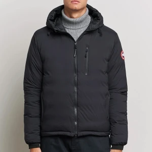 Canada goose lodge hoody - Väldigt bra skick, säljer den då jag inte behöver den längre. Jackan är äkta såklart, nypris 7500kr och mitt pris kan diskuteras. Det är bara att fråga om bilder på jackan
