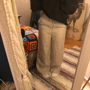  Linnebyxor - Beigea linnebyxor från Ginatricot - ”Premium Quality”. Högmidjade, långa. Knappt använda. Storlek 32.