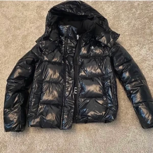 Calvin Klein jacka  - Köp min Calvin Klein jacka i nyskick💕 storlek L men är liten i storleken så sitter bra på s/m. Köpt för 2195. Pris kan diskuteras vid snabb affär 