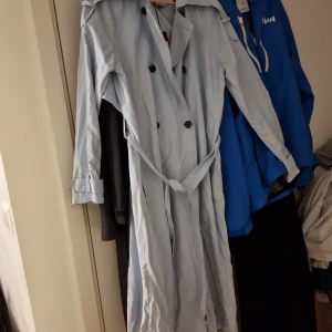 Kappa, Vila - Oanvänd, ljusblå. 120 cm lång