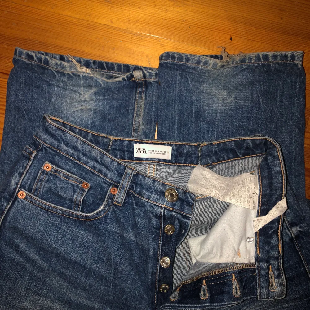 Mörkblåa jeans från Zara. Insydda i midjan, men det syns knappt utanpå. Storlek 38/S. Jeans & Byxor.