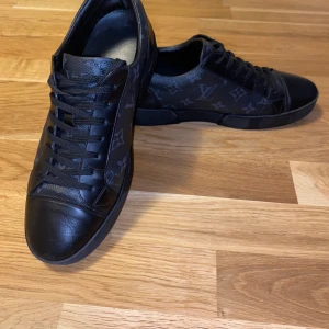 Louis Vuitton Skor - Säljer mina Louis Vuitton skor äkta såklart! Storleken är 41 men passar 42 också. Dom är använda så skriv gärna vid fler bilder och frågor. Kvitto finns också.