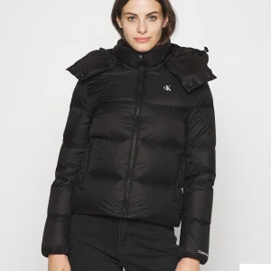 Calvin Klein jacka - Använd några gånger men i fint skick, skicka privat för fler bilder. Pris kan diskuteras