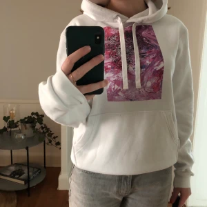 The Cool Elephant hoodie  - Säljer denna hoodie från ”The Cool Elephant” pga att den inte kommer till användning. Hoodien är i fint skick men har en väldigt liten fläck på framsidan (skriv privat för bild/mer information). Köpt för 600kr, säljer för 325kr.  Köpare står för frakt.