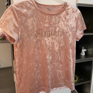 Rosa tröja - Så skönt tyg (sammet typ), jättemysig att ha på sig! Det står ”Amour” på den💕