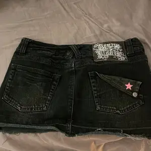 Mini skirt jeans, aldrig kommit till användning och är i gott skick, skriv om intresserad:) köpare står för frakt Skriv för fler bilder.