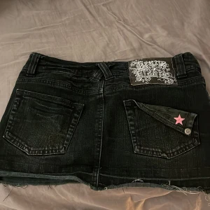Storlek 28/30 - Mini skirt jeans, aldrig kommit till användning och är i gott skick, skriv om intresserad:) köpare står för frakt Skriv för fler bilder.