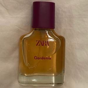Zara parfym ”Gardenia” 30ml. Aldrig använd bara testat spreja några gånger så den är så gott som ny. Den finns inte på hemsidan längre men är ganska populär som en kopia för YSL black opium. Utgångspris: 150kr, köparen står för frakten! Tryck ej på köp nu