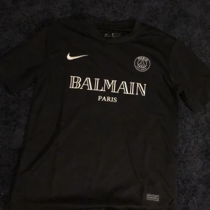 Psg balmain tröja - Andvänd 1 gång men den var för liten. Priset är så lågt pga av vill bara få bort den, skriv gärna för mer bilder vid intresse