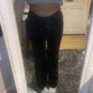 Juicy  - Säljer mina svarta juicy för använder dom inte längre 