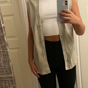 Naturgrön väst i nyskick  - En fin och lite längre väst från Pull&Bear i nyskick. Använd 1-2 gånger. Storlek S men går även som M. Färgen är ljus i grön ton. Pris: 100kr exklusive frakt. 