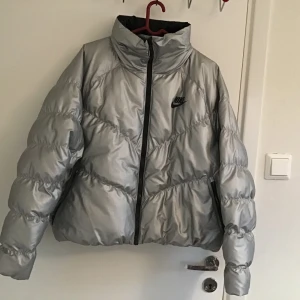 Skitballlll silvrig Nike jacka ! - FRAKT: 80kr  -perfekta höstjackan, är varm inuti o är min favorit jacka!!! -endast använd några gånger! -stl M men men passar S som oversized :)  