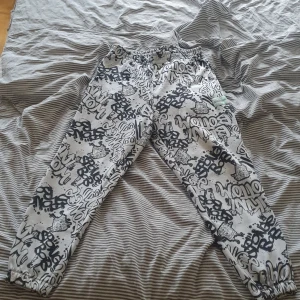 Svampbob byxor - Storlek L, fast passar som XL och mindre storlekar.Dem ser helt nya ut, ingen skada på byxerna.