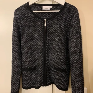 Kofta - En super fin kofta till hösten med en blandning av svart och silver!💞 Storlek M men passar mig som är S. SNABB KÖP 150kr 
